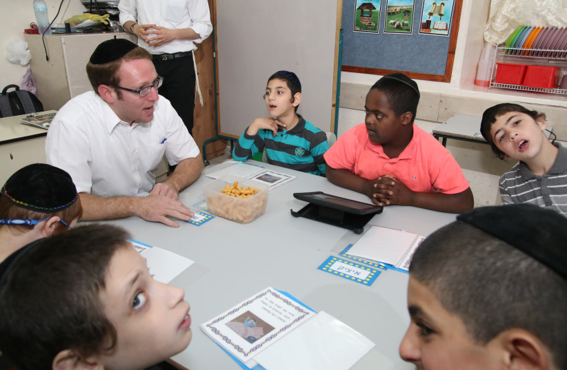 Tidak Heran Anak-anak Israel Antusias Melihat Genosida di Palestina: Seantusias Anak-anak Indonesia Menunggu Bis Telolet