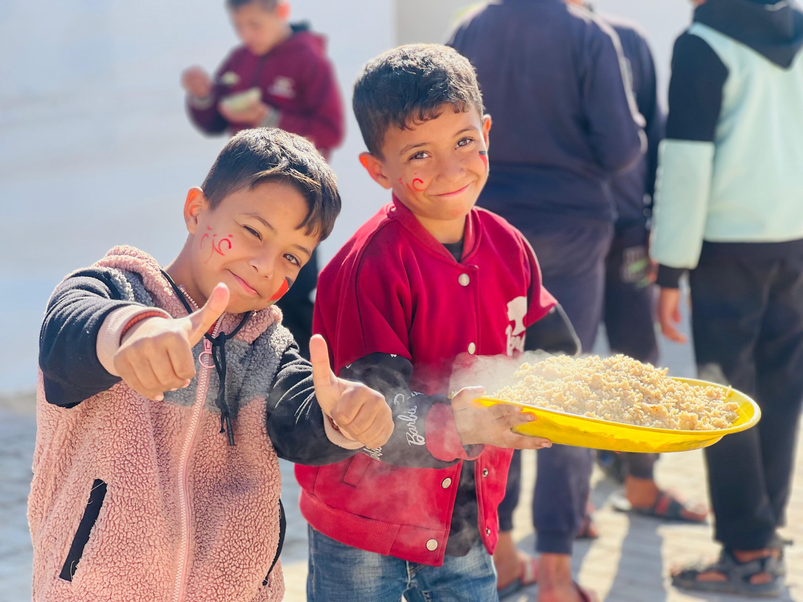 Anak-anak di Gaza yang dengan riang hati menerima makanan yang Anda titipkan pada kami. Foto: eksklusif