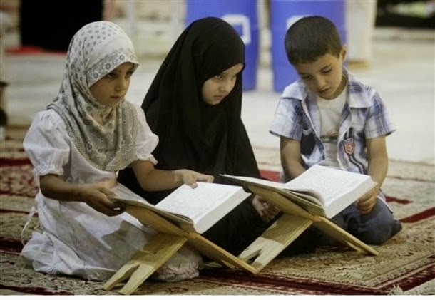 Al- Quran Dipelukan Anak Yatim di Palestina