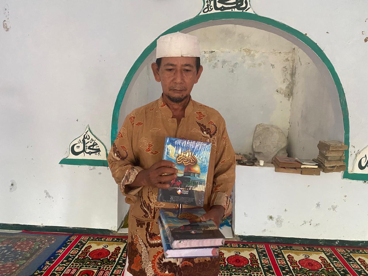 Penyaluran Al Quran ke Pelosok, Ikhtiar Menyalurkan Cahaya Petunjuk di Pasir Angin, Sukabumi.